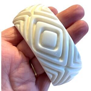 Chunky carved creamy white wide plastic bangle bracelet classic 1980's fashion